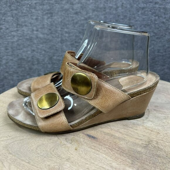TAOS Soft Leather Womens Wedge Cork Sandals With Brass Accents Size 40 VGUC - Picture 2 of 7